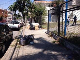 <p>Lixo acumulado gera mau cheiro no bairro Cambuci</p>