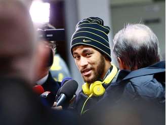 O jogador Neymar fala a jornalistas antes de um treino, em Viena, na Áustria, nesta segunda-feira. 17/11/2014