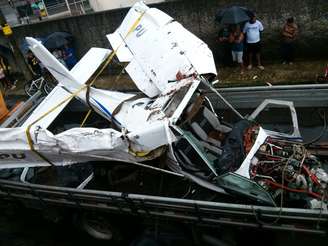 <p>Não houve vítimas na casa em que o avião caiu, somente danos no telhado e parte da estrutura do imóvel</p>