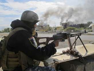 <p>Um membro das forças de segurança iraquianas manuseia uma arma após tomar o controle de Saadiya, na província de Diyala, dos militantes do Estado Islâmico, em 24 de novembro</p>