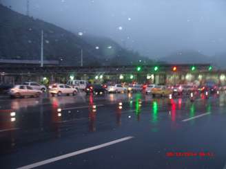 <p>Motoristas enfrentavam chuva no início da manhã desta sexta-feira para passar pelo pedágio na Linha Amarela</p>