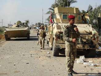Forças do Iraque fazem segurança contra o Estado Islâmico em Ramadi. 04/12/2014.