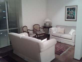 A sala de Luba é pequena e é preciso ficar atento aos objetos de decoração