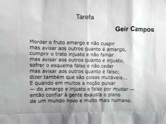 <p><span style="font-size: 15.4545450210571px;">Intitulado ‘Tarefa’, o poema de Campos, composto na década de 50, começa assim: “Morder o fruto amargo e não cuspir, mas avisar aos outros  quanto é amargo ...”</span></p>