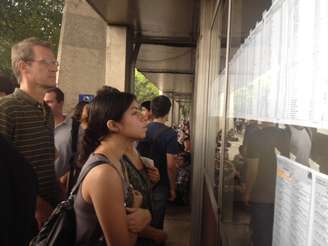 Estudantes observam lista com locais de prova no prédio da Poli - Civil, na cidade universitária, em São Paulo