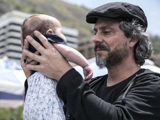 <p>Zé Alfredo carrega o neto pela primeira vez</p>