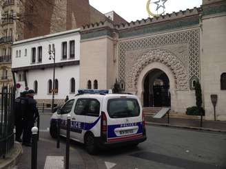 Grande Mesquita de Paris recebeu a proteção de policiais nesta terça-feira