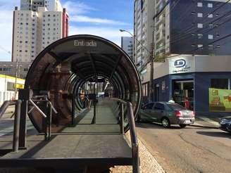 Os pontos de ônibus de Curitiba amanheceram vazios nesta segunda-feira