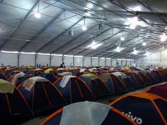 <p>Milhares de pessoas passam a semana inteira dormindo na área de camping do evento</p>