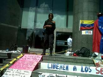 Marvínia Jimenez durante manifestação pelos presos políticos, em frente à sede do PNUD da ONU, em Caracas