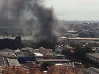 Sete viaturas do Corpo de Bombeiros combateram o fogo no local