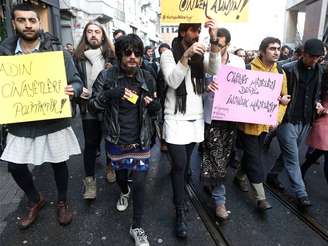 "É claro, o peso das mulheres é a pior parte, mas os homens também devem superar o sexismo concreto atribuído pela sociedade", acrescentou um manifestante