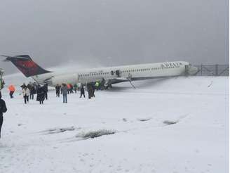 <p>Avião derrapa após pousar em pista repleta de neve em aeroporto de LaGuardia, em Nova York</p>