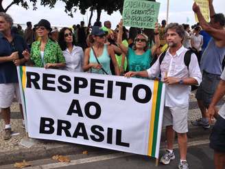 <p>João, que é fotógrafo e empresário, carregava uma faixa com os dizeres "respeito ao Brasil", e se diz consternado com o atual momento político brasileiro</p>