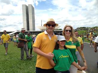 Deputado Danilo Forte levou mulher e filha para manifestação em Brasília