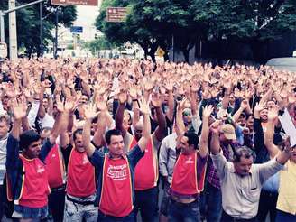 <p>Segundo o Sindicato dos Empregados em Empresas de Asseio e Conservação (Siemaco), todos os 2,5 mil trabalhadores aderiram à greve</p>
