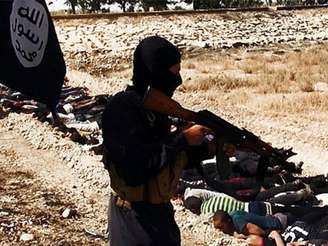 <p>Os jihadistas do Estado Islâmico realizam sequestros, perseguições, mutilações e decapitações nos territórios dominados</p>