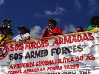 <p>Carro de som de grupo que pede a intervenção militar teve participação de sósia de Dilma, que usava algemas</p>