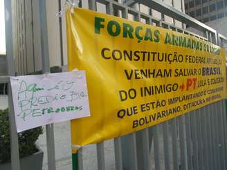 <p>Cartazes contra o governo Dilma no portão do prédio da Petrobras, em São Paulo</p>