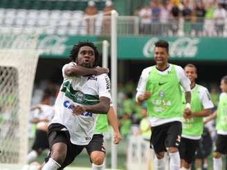 Autor do primeiro gol, Negueba iniciou as comemorações contra o Londrina