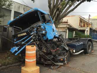 Veículo abandonado incomoda moradores em Taboão da Serra