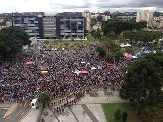 Projeto do governo do Paraná propõe a migração de 33.556 beneficiários do Fundo Financeiro para o Fundo Previdenciário. Protesto contra o projeto causou conflitos nesta quarta-feira