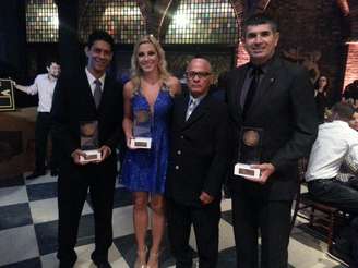 Fernanda Colombo posa com ganhadores de prêmios