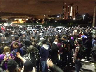 Professores em greve se reúnem na Avenida Paulista