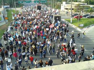 Servidores se reuniram na praça Santa Filomena e seguiram em direção à Câmara Municipal da cidade