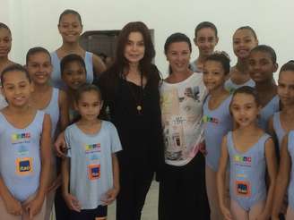 Françoise Forton e Monica Tarragó entre integrantes do projeto Ballet Paraisópolis: unidas pela dança e por melhorias sociais