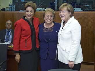 Presidente Dilma Rousseff posa para foto ao lado da presidente chilena, Michelle Bachelet (ao centro) e da chanceler alemã, Angela Merkel, durante abertura de cúpula em Bruxelas. 10/06/2015