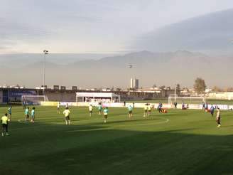 Vista do treino da seleção brasileira em Santiago: recomendação para que não se fizesse atividades ao ar livre, pero...