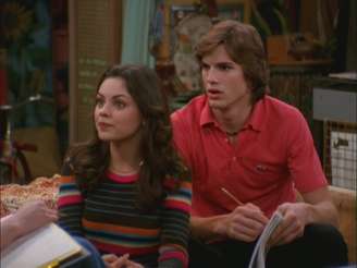 Jackie Burkhardt (Mila Kunis) e Michael Kelso (Aston Kutcher) no seriado "That 70´s Show