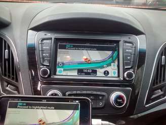 Tela multimídia reproduz o waze