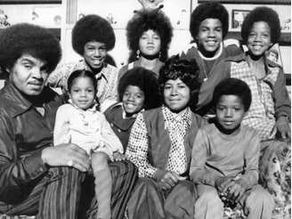 Joe Jackson publicou foto antiga com Michael e a família em seu site