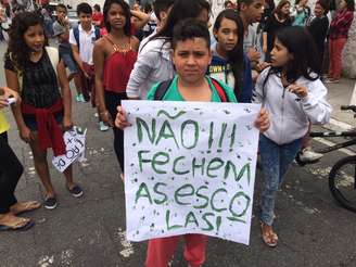 Estudante protesta contra a reorganização das escolas estaduais