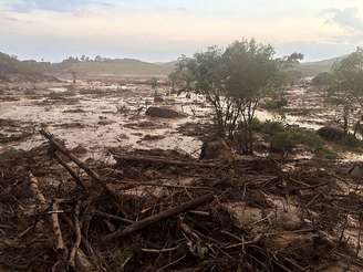 Uma barragem pertencente à mineradora Samarco se rompeu na tarde dessa quinta-feira (5), no distrito de Bento Rodrigues, zona rural a 23 quilômetros de Mariana, em Minas Gerais, e inundou a região com lama, rejeitos sólidos e água usados no processo de mineração