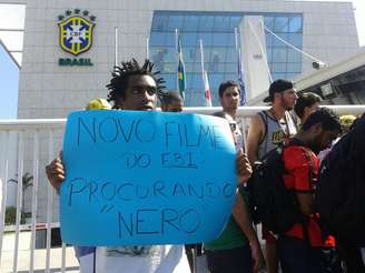 Torcedores participaram junto com ex-craques do protesto na frente da sede da CBF, no Rio