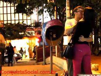 Luis Desiro beija mulher em vídeo do YouTube no qual ensina homens a pegar desconhecidas 