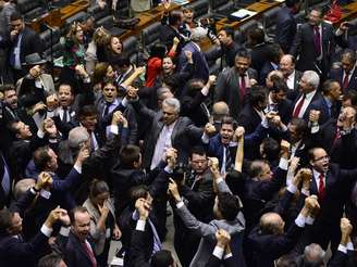 Câmara vota amanhã impeachment de Dilma Rousseff