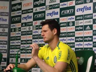 Goleiro do Palmeiras concede entrevista coletiva na Academia de Futebol (Foto: Fellipe Lucena)