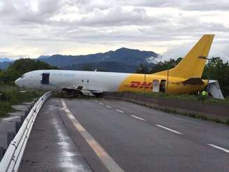 Avião invade rodovia na Itália