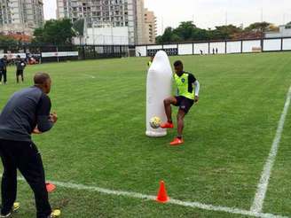 Edenilson Senna fazendo atividade à parte com o zagueiro Emerson (Foto: Reprodução/Twitter Botafogo)
