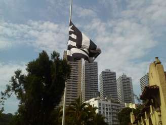 O Botafogo hasteou a bandeira a meio mastro na sede de General Severiano esta manhã (Foto: Felippe Rocha)