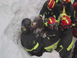Equipe de resgate retira sobrevivente de hotel que foi soterrado por neve em avalanche na Itália