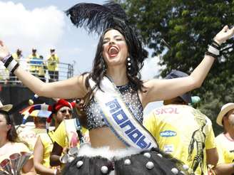 Emanuelle Araújo estreia no Carnaval de rua como rainha de bateria do Monobloco, que aconteceu no Obelisco do Ibirapuera, em São Paulo, na tarde deste domingo, 19 de fevereiro de 2017