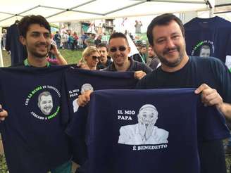 Líder de partido de extrema-direita na Itália, Matteo Salvini (à dir. na foto) exibe camiseta com a inscrição "Meu papa é Bento"