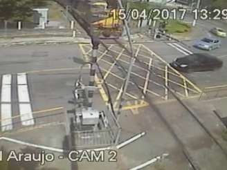 Motorista desrespeitou o sinal de "pare", ultrapassou um carro e a cancela e teve o carro atingido por um trem