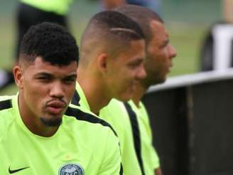 Aos 22 anos, Juninho tem se destacado no Coxa e pode jogar também na lateral esquerda (Foto: Divulgação)