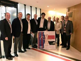 Dirigentes entregam quadro a Raí, lembrando atuação contra o Barcelona no Mundial de 92 (Foto: Divulgação)